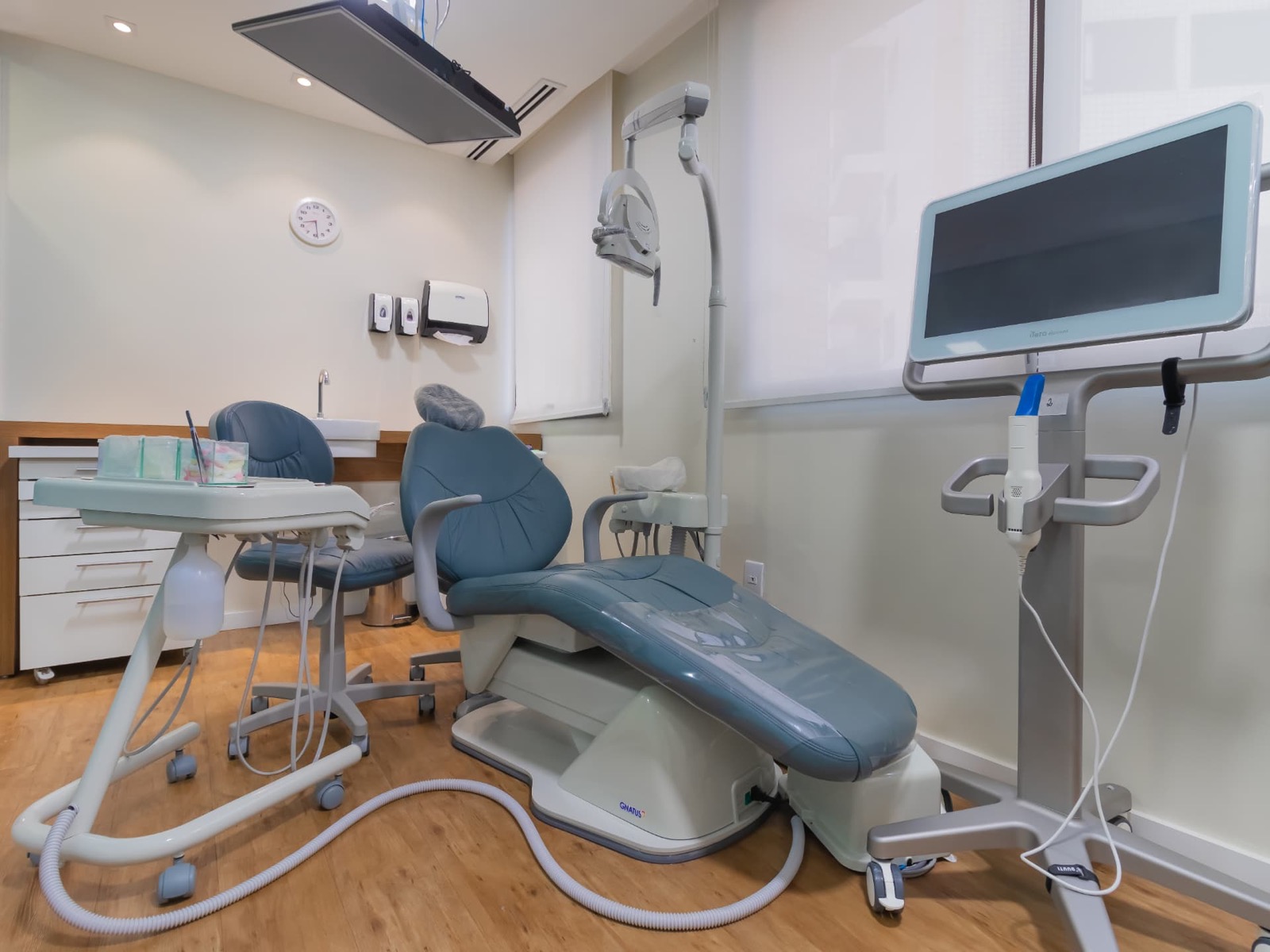 Consultório adulto com scanner intraoral digital e cadeira azul