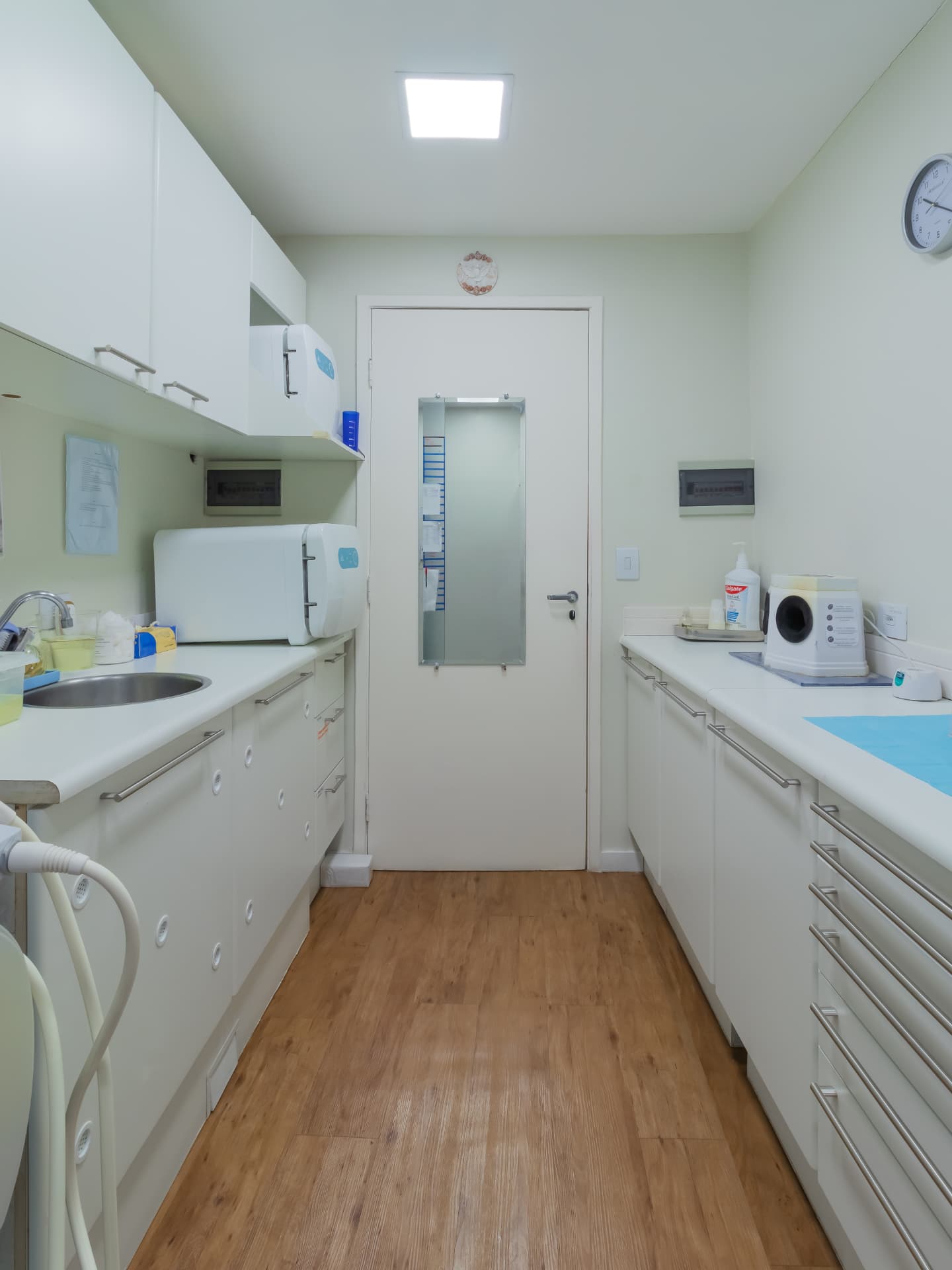 Central de esterilização com autoclaves e bancadas organizadas